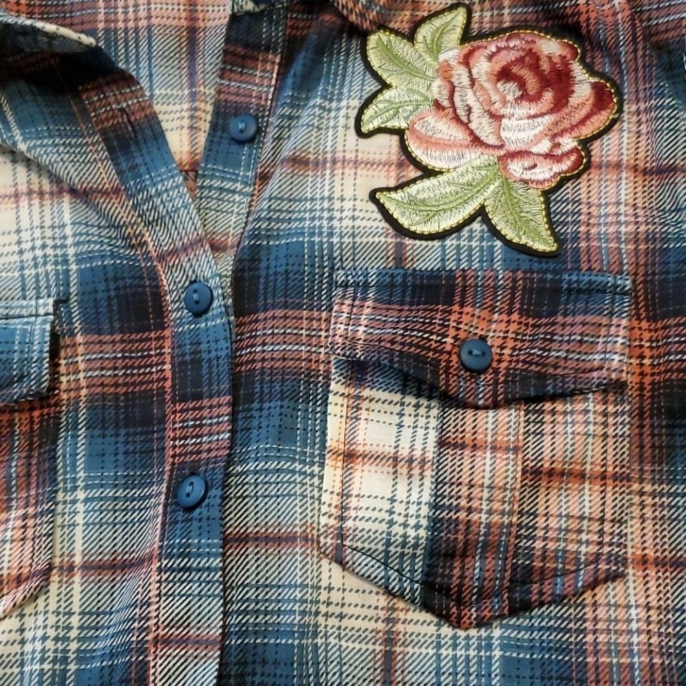Eden & Olivia woman plaid button down top - Picture 4 of 11